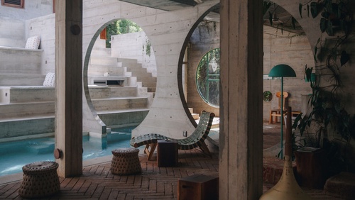 Casa TO: Ludwig Godefroy在墨西哥的一个寺庙般的静修中融合了热带现代主义和野蛮主义