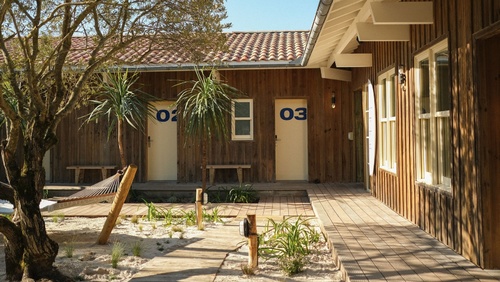 H ô teldes Dunes: Cap Ferret的标志性建筑重生为加利福尼亚风格的冲浪小屋