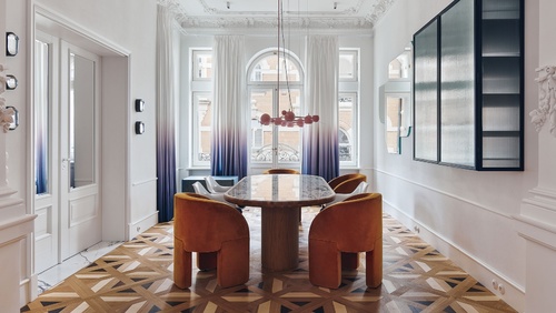 Katarzyna Baumiller在华沙一个庄严的战前公寓里注入了一种异想天开的感觉