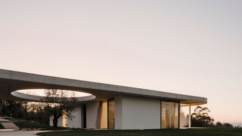 葡萄牙农村的一所极简主义房屋引导了该地区的农业历史