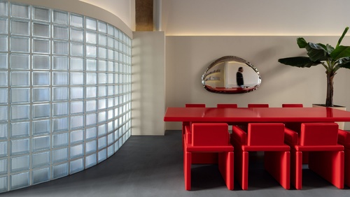 对比鲜明的色彩和类似玩具的家具使第比利斯的一家新餐厅成为病毒式的轰动