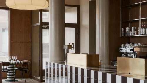 Joanna Laajisto在赫尔辛基的那不勒斯风格的比萨店中结合了本世纪中叶和工业元素