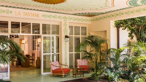 Jordane Arrivetz怀旧地在翻新的tartaneh ô tel St Tropez中引导côted'azure的Laidback魅力