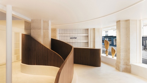 有机形式，天然材料和精心制作的细节使巴黎的美容诊所充满雕塑般的灵魂