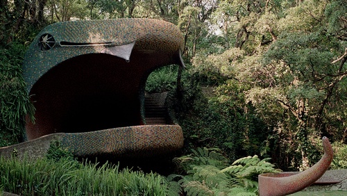 Javier Senosiain在墨西哥的蛇形公寓大楼中将有机建筑与阿兹台克神话融合在一起