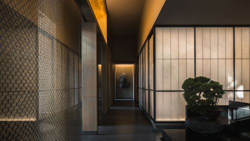 EMBER餐厅融合了传统的日本内饰与深圳的现代设计