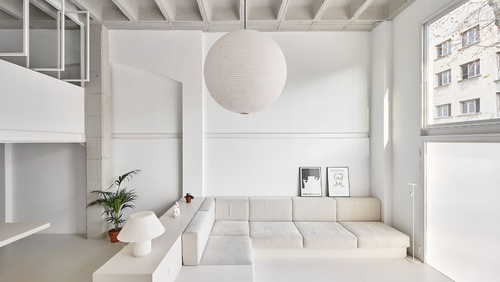 全能实验室将巴塞罗那的一个仓库变成了简约简约的单色房屋