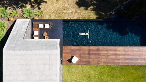 Hugo Pereira Arquitetos在葡萄牙的Casa dos Sobreiros中充满轻盈的混凝土