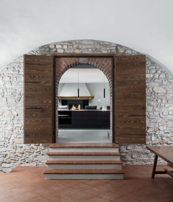 一所房子的修复和翻新之间取得了周到的平衡