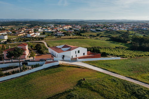 屋顶躺平，山谷之家 / Volume Architecture Lisbon Studio