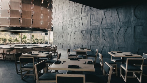 Esrawe Studio在墨西哥城的一家日本餐厅的武士盔甲中找到灵感