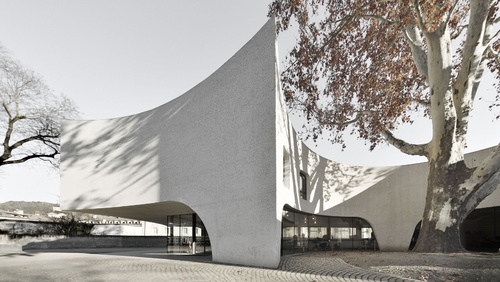 意大利北部一个拥抱树木的旅游局呼应其历史环境