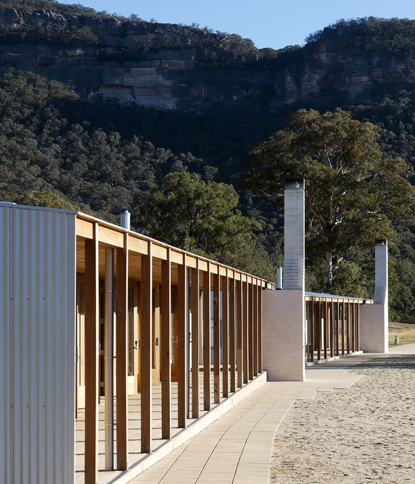 Andrew Burns 设计的 Cranbrook School Wolgan Valley 校园，充分利用场地与环境互动