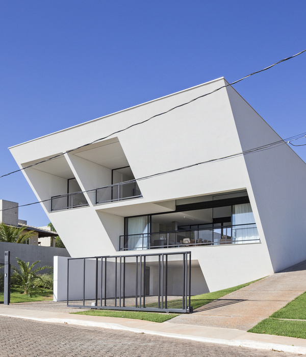 巴西 BLOCO Arquitetos 打造 Aresta House | 巧妙利用建筑几何保护居住空间