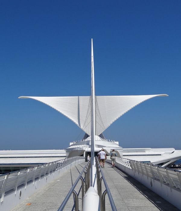 白色羽翼庇护下的艺术殿堂—— Milwaukee Art Museum