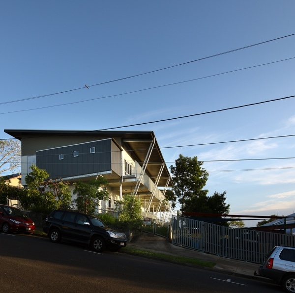 Bulimba 州立学校大厅及教室设施，昆士兰州 /  Biscoe Wilson Architects