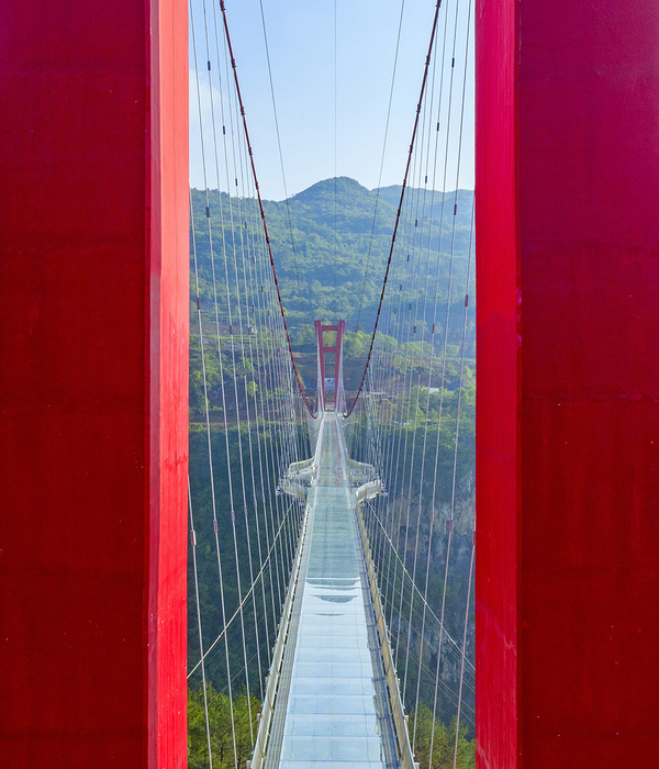 粤北湟川三峡的空中天桥——世界最长玻璃铺装悬索桥