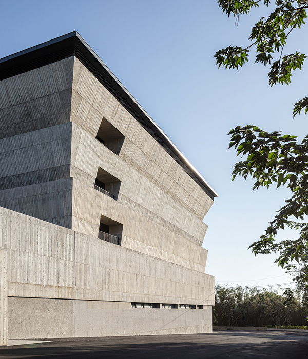 Eternal Hill Columbarium | 倾斜墙纪念建筑，抚慰悲痛与回忆