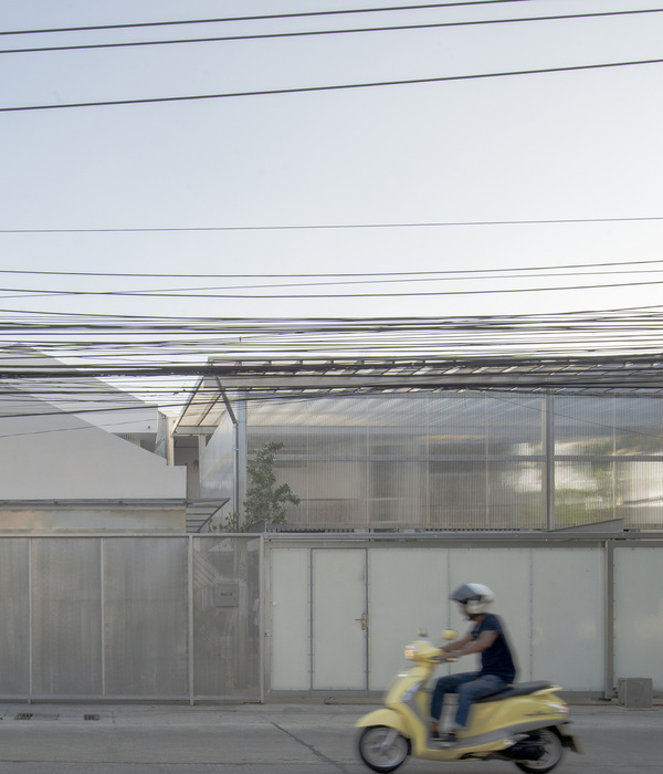 曼谷两代同堂住宅翻新