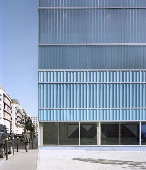 法国 Boulogne Billancourt 学校，钢板立面营造迷人拼接效果