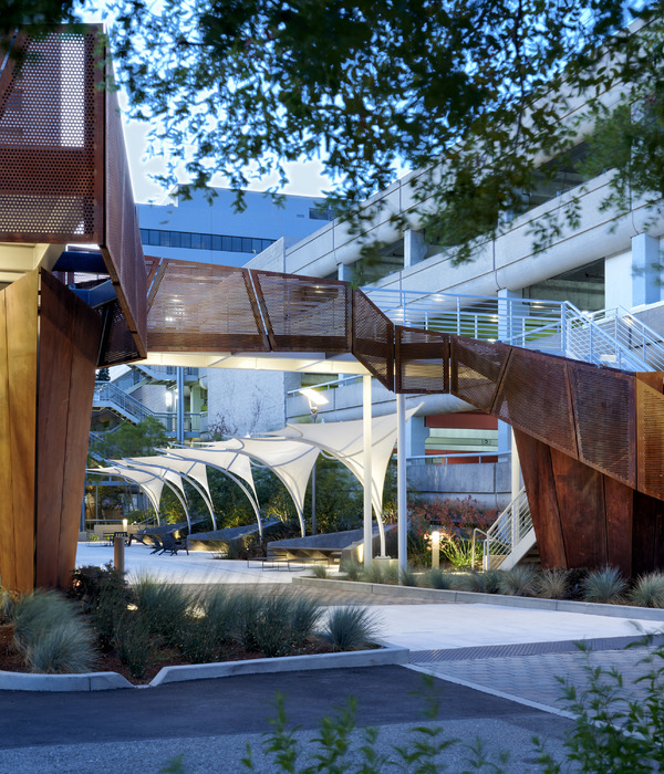 Corten Ribbon | Walnut Creek 的锈色钢铁艺术入口