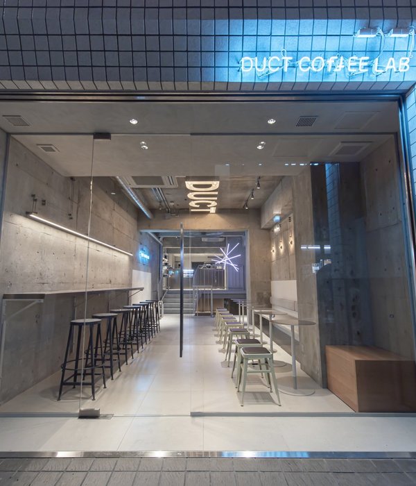 日本 DUCT COFFEE LAB 购物中心店 | 简约木纹，低光照，专注工作空间