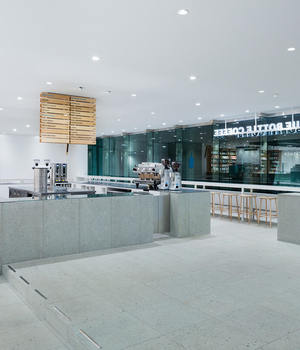 Blue Bottle Coffee Shinagawa Cafe | 简约白色空间中的石材魅力