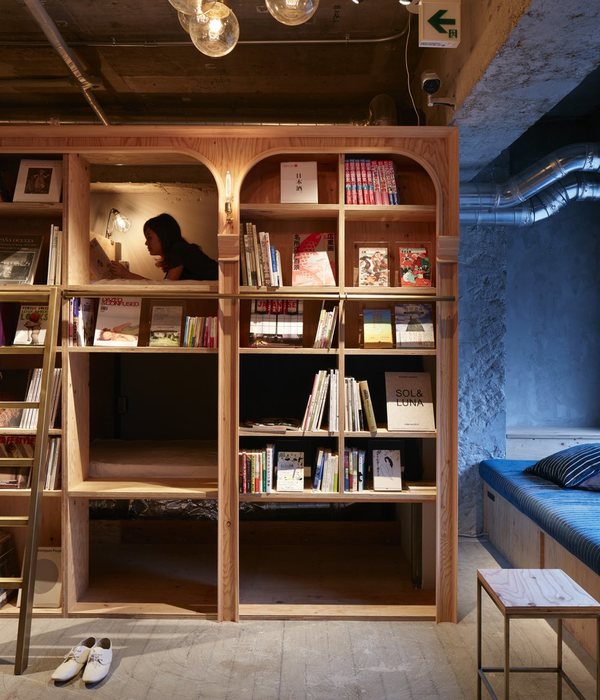 东京 Book and Bed 图书馆旅馆