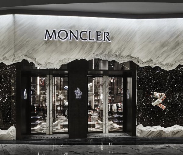 迪拜购物中心 Moncler 精品店——沙漠中的冰山之境