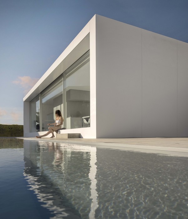 Fran Silvestre Arquitectos 打造 N70 NIU House，极简主义别墅新诠释