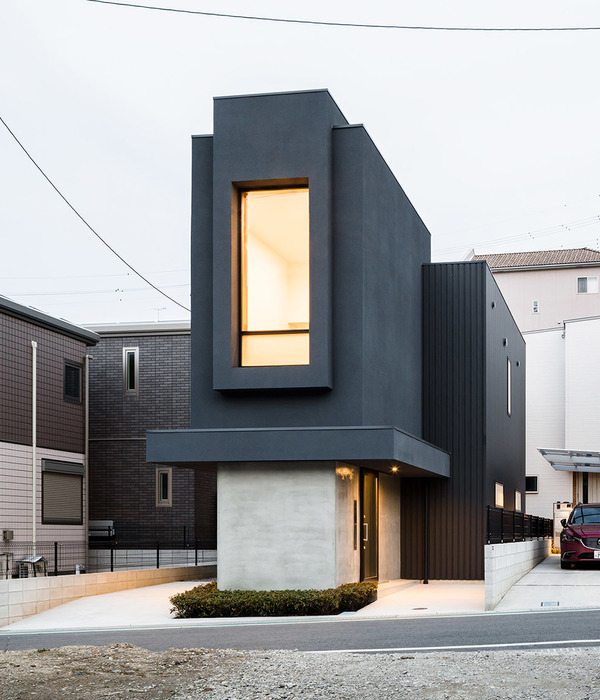 日本滋贺狭长住宅 | 室内外线条和谐，灵活交流空间