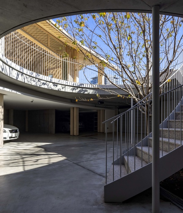 日本 Shibuya City 的 Ouloukyo House | 围绕樱花树的现代原始小屋