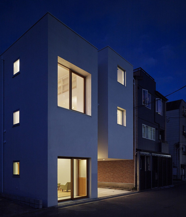 Sendai 山间“horizontal house”