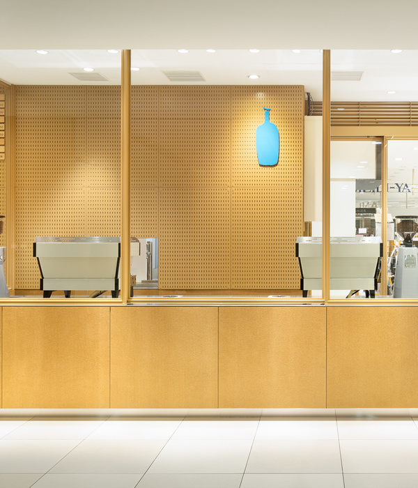 东京 Blue Bottle Coffee Daimaru 店工业风咖啡摊