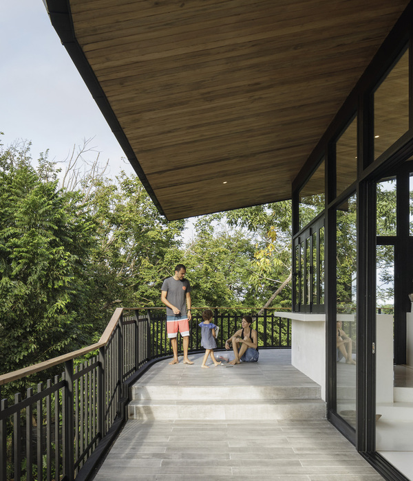 Costa Rica's Sustainable "Black House" Embracing Nature