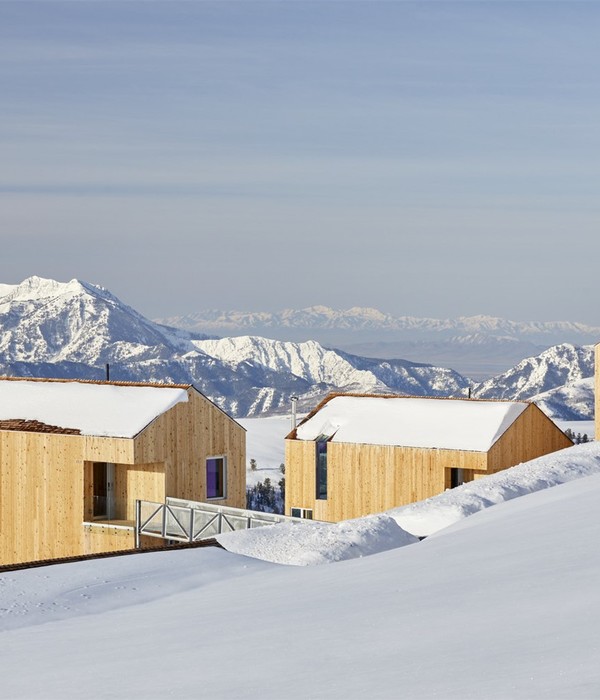 美国雪山顶的雪松小屋——现代遗产与自然共融