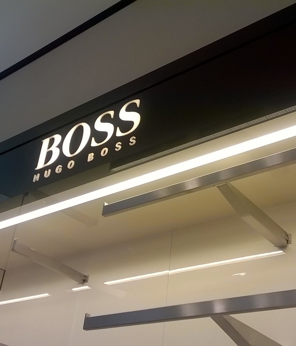 2017 年罗马"拉·里贾纳"三叉戟街角 HUGO BOSS 展示厅室内设计案例