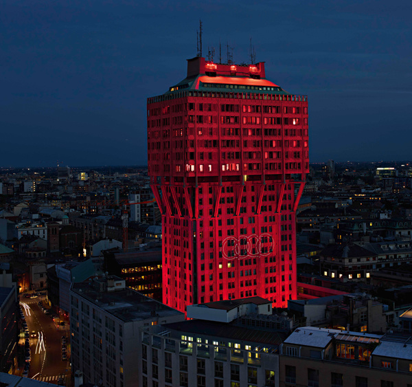 Ingo Maurer 打造米兰 Torre Velasca 红色灯光秀