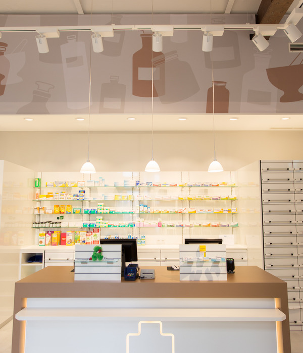 2015 年完成的 Apotheke am Handelskai 药店室内设计案例