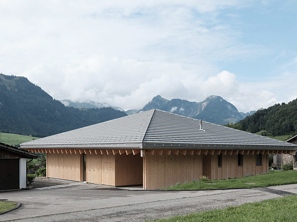 有金字塔屋顶的住宅，瑞士 / Charly Jolliet Architecte