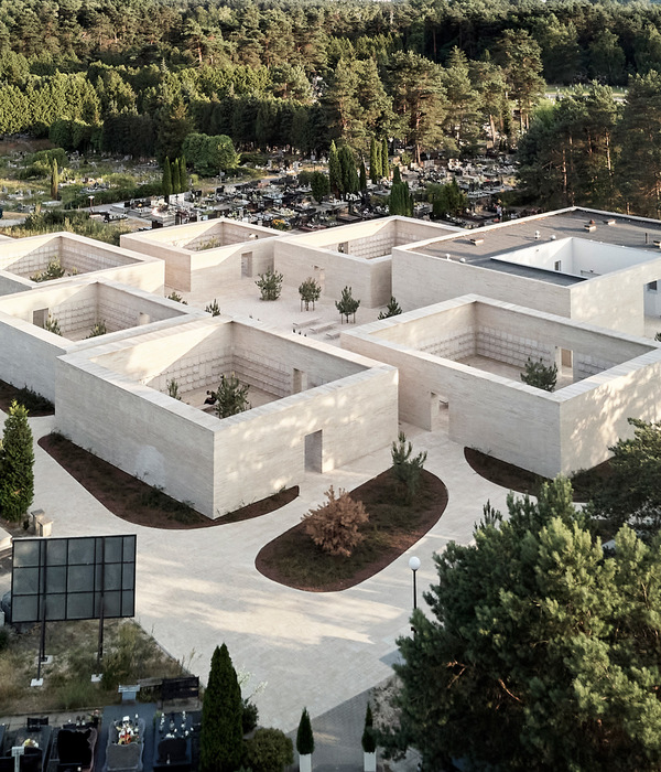 Complejo de columbarios en el cementerio municipal de Radom