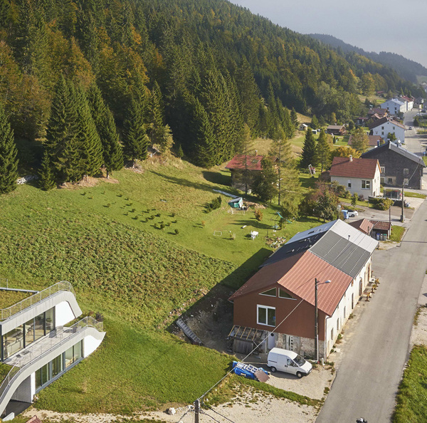 法国 Jura 别墅 | 嵌入山地的隐秘家园