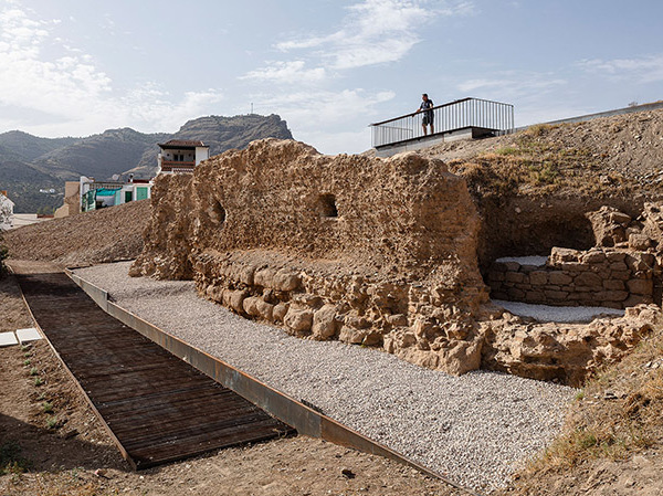 Cerro de las Torres山阿拉伯塔和城墙的干预项目，西班牙 / WaterScales arquitectos