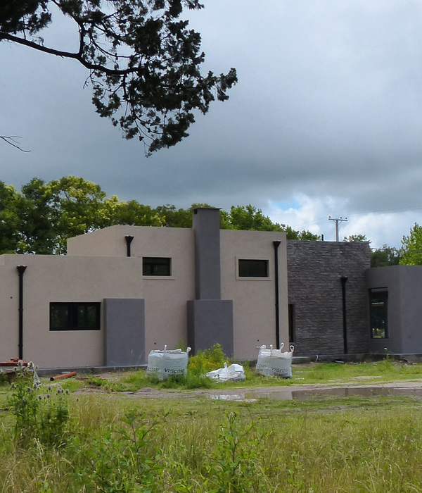 Mariano Larregle丨别墅建筑丨Pool with a House