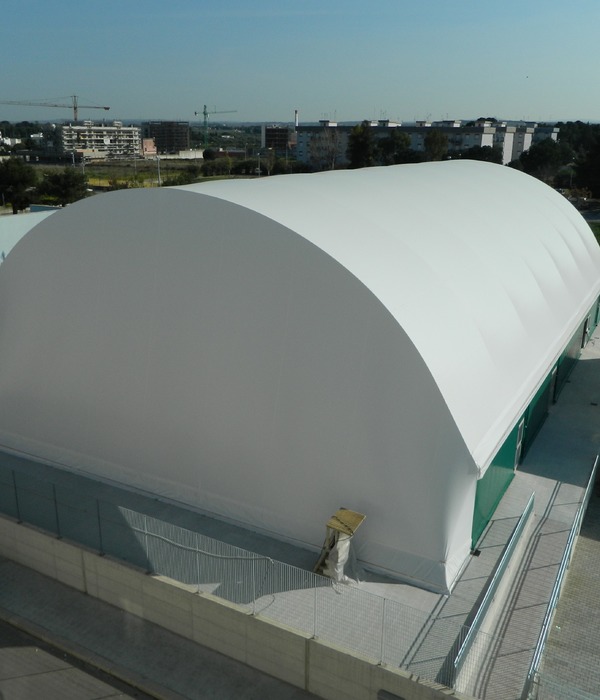 多功能运动场 | 木纹膜与 PVC 双层膜的创新结合