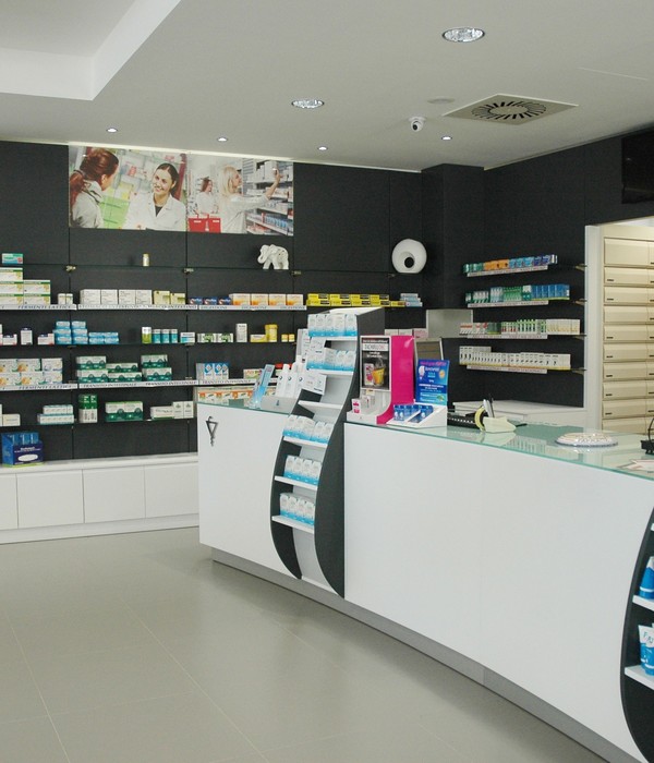 2013 年完成的 Farmacia Sansanelli 药店室内设计案例