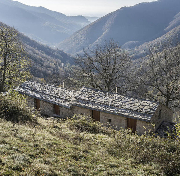 瑞士山间古宅变身为度假胜地