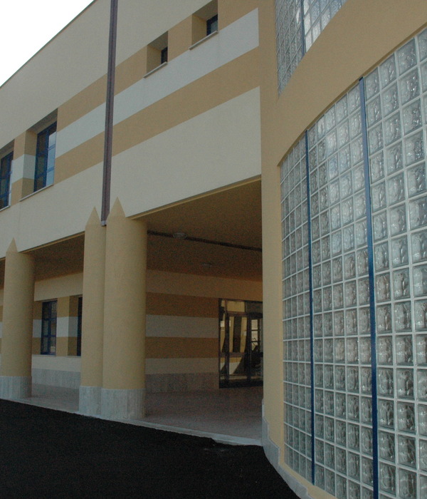 2006 年完工的意大利 Alcamo 小学健身房设计