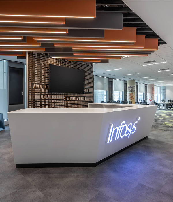 罗马尼亚 Infosys Consulting 办公室的 Caruso Acoustic 声学解决方案