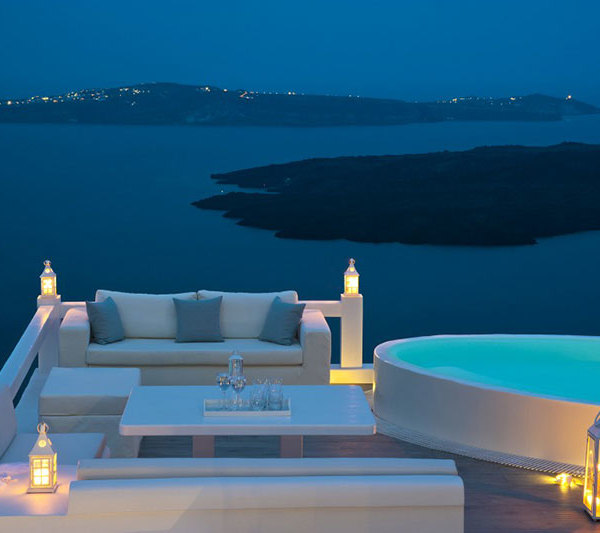 Santorini 的 Aqua Luxury Suites | 阶梯式设计，美景如画